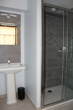 Hair dryer, towels - Lo Boix: Le Canigou - 2 bed luxury gite with pool (Saint-Laurent-de-Cerdans)