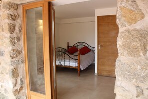 2 bedrooms, iron/ironing board, travel crib, WiFi - Lo Boix: Le Canigou - 2 bed luxury gite with pool (Saint-Laurent-de-Cerdans)