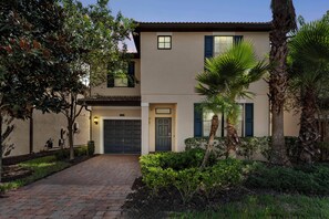 Exterior - Amazing House 6 Bedrooms/5 Bath/Pool/Movie Theater (Davenport)