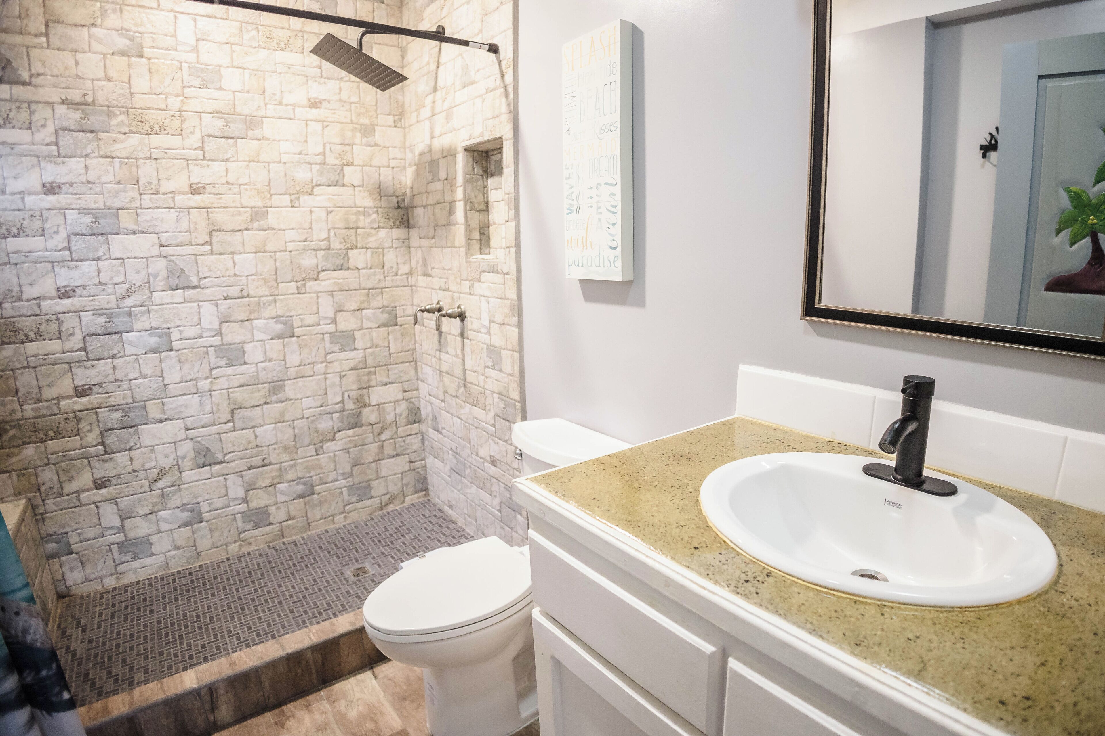 Regadera, secadora de cabello, bidet, toallas 