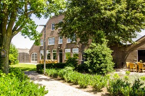 Outdoor dining - Group accommodation 32 pers, near Efteling and Beekse Bergen (Haghorst)