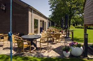 Outdoor dining - Group accommodation 32 pers, near Efteling and Beekse Bergen (Haghorst)