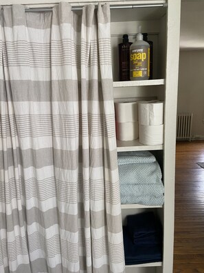 Bathroom amenities - 1 bedroom apartment downtown (Ithaca)