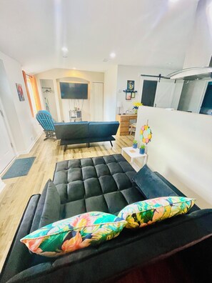 Smart TV, libros y estéreo 