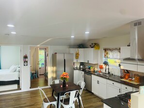 Fridge, microwave, oven, stovetop - Gingers Great Lakes Popsicle ๐ near Great Lakes min drive! (Port Huron)