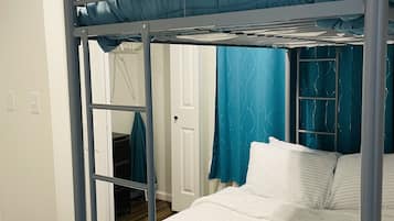 2 habitaciones, caja de seguridad en la habitación y escritorio