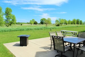 Outdoor dining - 3 br. 2ba sleeps 14 (arnolds park)