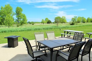 Outdoor dining - 3 br. 2ba sleeps 14 (arnolds park)