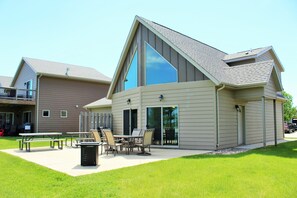 Outdoor dining - 3 br. 2ba sleeps 14 (arnolds park)