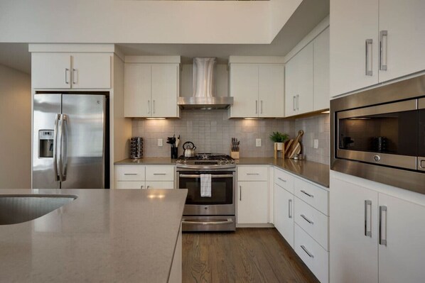 Réfrigérateur, four à micro-ondes, un four, surface de cuisson