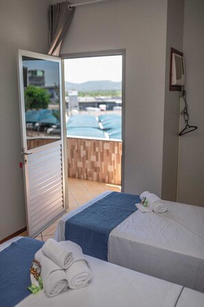 Blackout curtains, free WiFi, bed sheets - Eco hotel (Navegantes)