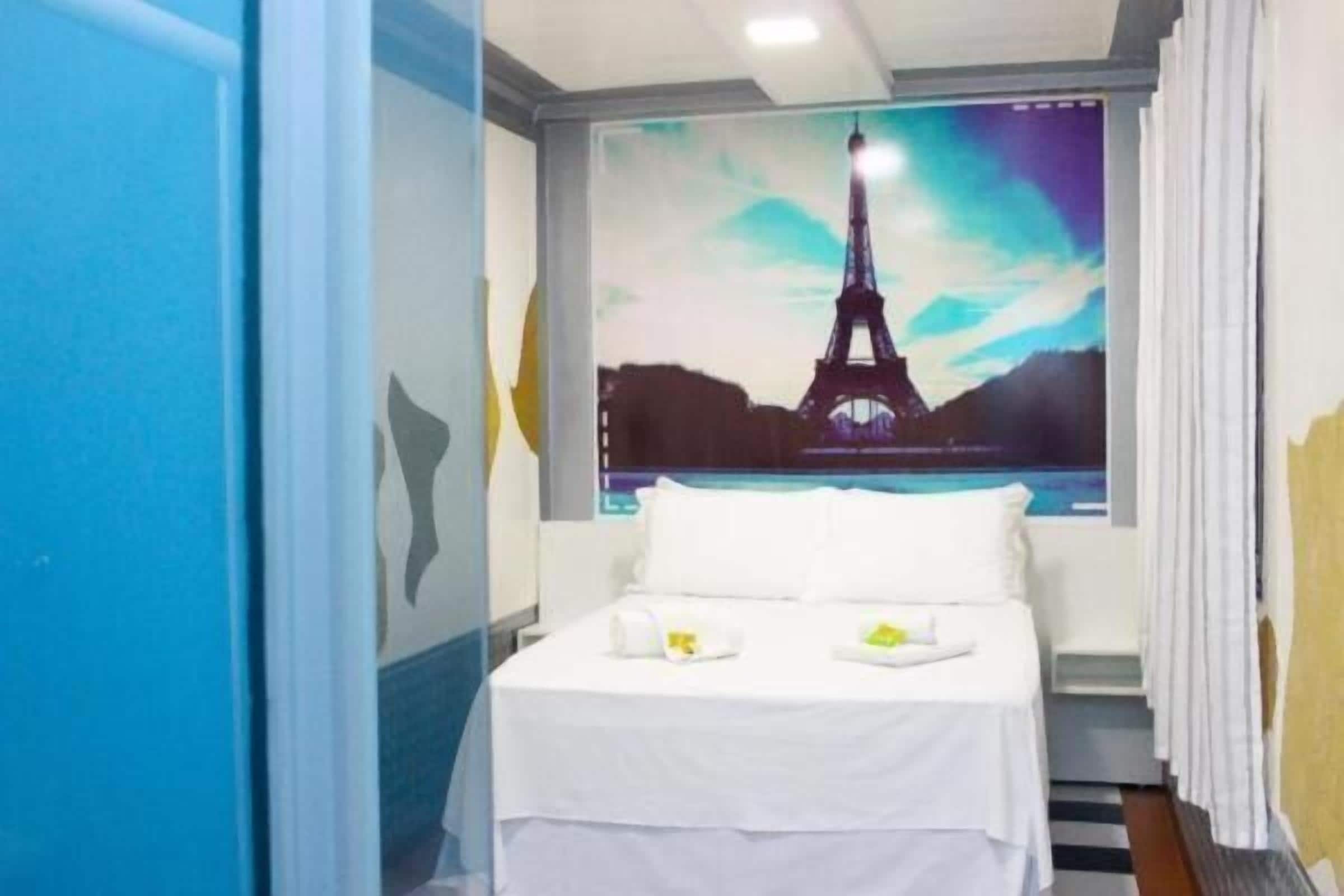 Blackout drapes, free WiFi, bed sheets