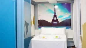 A hotel room with a bed, a window with a view of the Eiffel Tower, and a curtain. - Eco hotel (Navegantes)