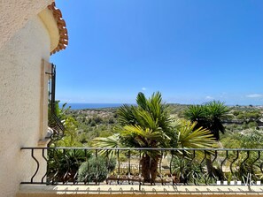 Property grounds - Villa BELLAMAR in Moraira – Panoramic sea views, private pool and terrace with barbecue (Moraira)