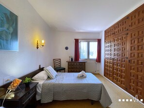 2 slaapkamers, een strijkplank/strijkijzer, beddengoed