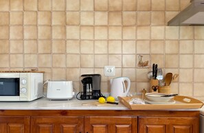 Een koelkast, een magnetron, een oven, een kookplaat