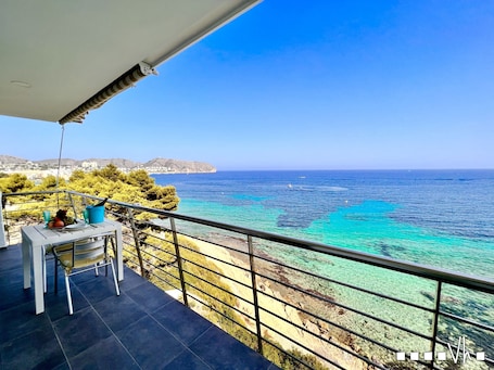 Outdoor dining. MAITE Apartment in Moraira – 180º sea views, 2 bedrooms, terrace facing the cove, Wi-Fi, air conditioning and heating