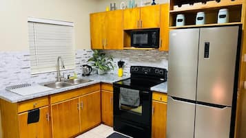 Executive Apartment | Private kitchen | Mini-fridge, microwave, stovetop, electric kettle