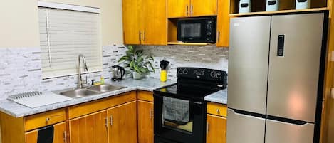 Executive Apartment | Private kitchen | Mini-fridge, microwave, stovetop, electric kettle