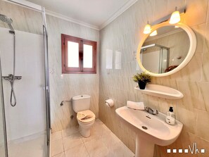 Een douche, een haardroger, handdoeken