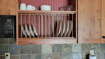 Réfrigérateur, micro-ondes, lave-vaisselle, cafetière/bouilloire