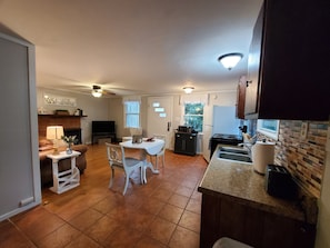 Smart TV, fireplace - Blue Ridge Mountain Cottage~1 minute from Parkway! (Newland)