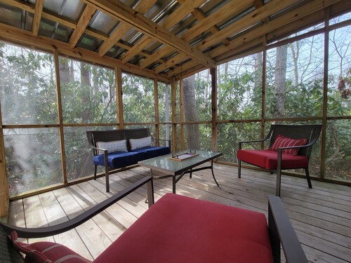 Blue Ridge Mountain Cottage~1 minute from Parkway!