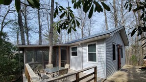 A cabin with a deck, a covered outdoor seating area, and a small porch. - Blue Ridge Mountain Cottage~1 minute from Parkway! (Newland)