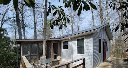 Blue Ridge Mountain Cottage~1 minute from Parkway!