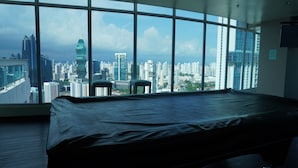 Quarto de hotel com uma janela ampla que oferece vista para a cidade.