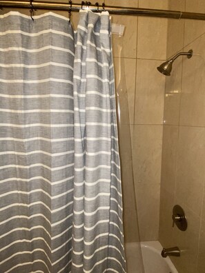 Duschwanne, Handtücher, Seife, Toilettenpapier