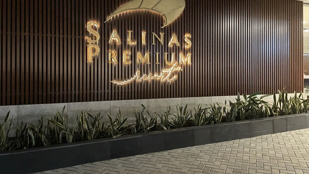 A modern building facade with a sign that reads "SALINAS PREMIUM Resort".