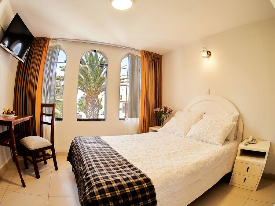 Muebles diferentes, escritorio, wifi gratis y ropa de cama