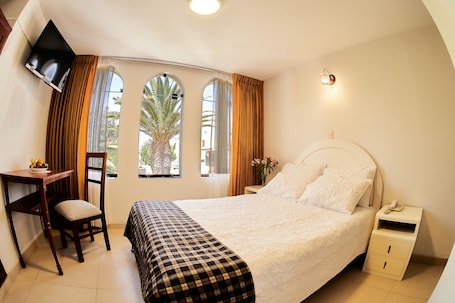 Muebles diferentes, escritorio, wifi gratis y ropa de cama