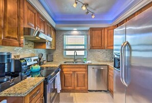 Frigorifero, microonde, forno, piano cottura