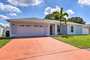 Exterior - Pool Oasis, Close to Beaches w/ Peaceful Lagoon 3 Bed-2 Bath House for Rent (Bradenton)
