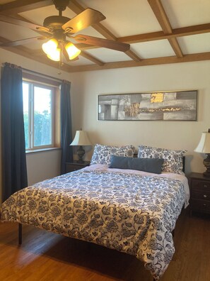 3 sovrum, skrivbord, strykjärn/strykbräda och resesäng