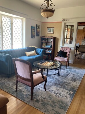 Smart-tv, eldstad, tv-spel och dvd-spelare