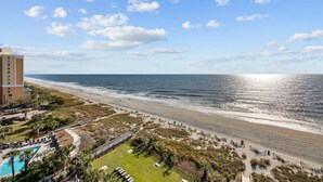 Ein Strandhotel mit Pool, Zugang zum Strand und Meerblick.