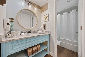 Ensemble douche/baignoire, sèche-cheveux, serviettes fournies, shampoing