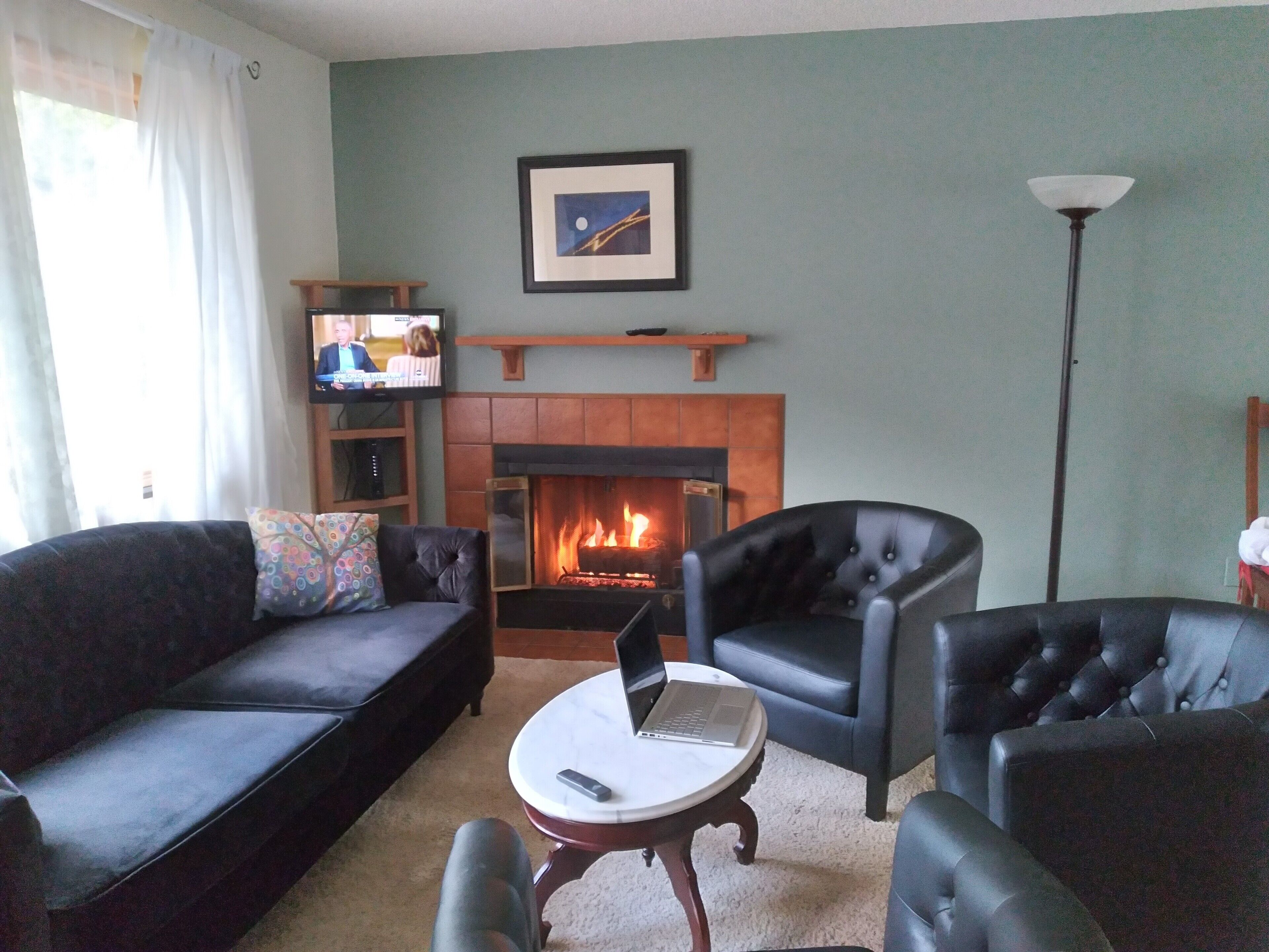 Älytelevisio, takka, kirjoja