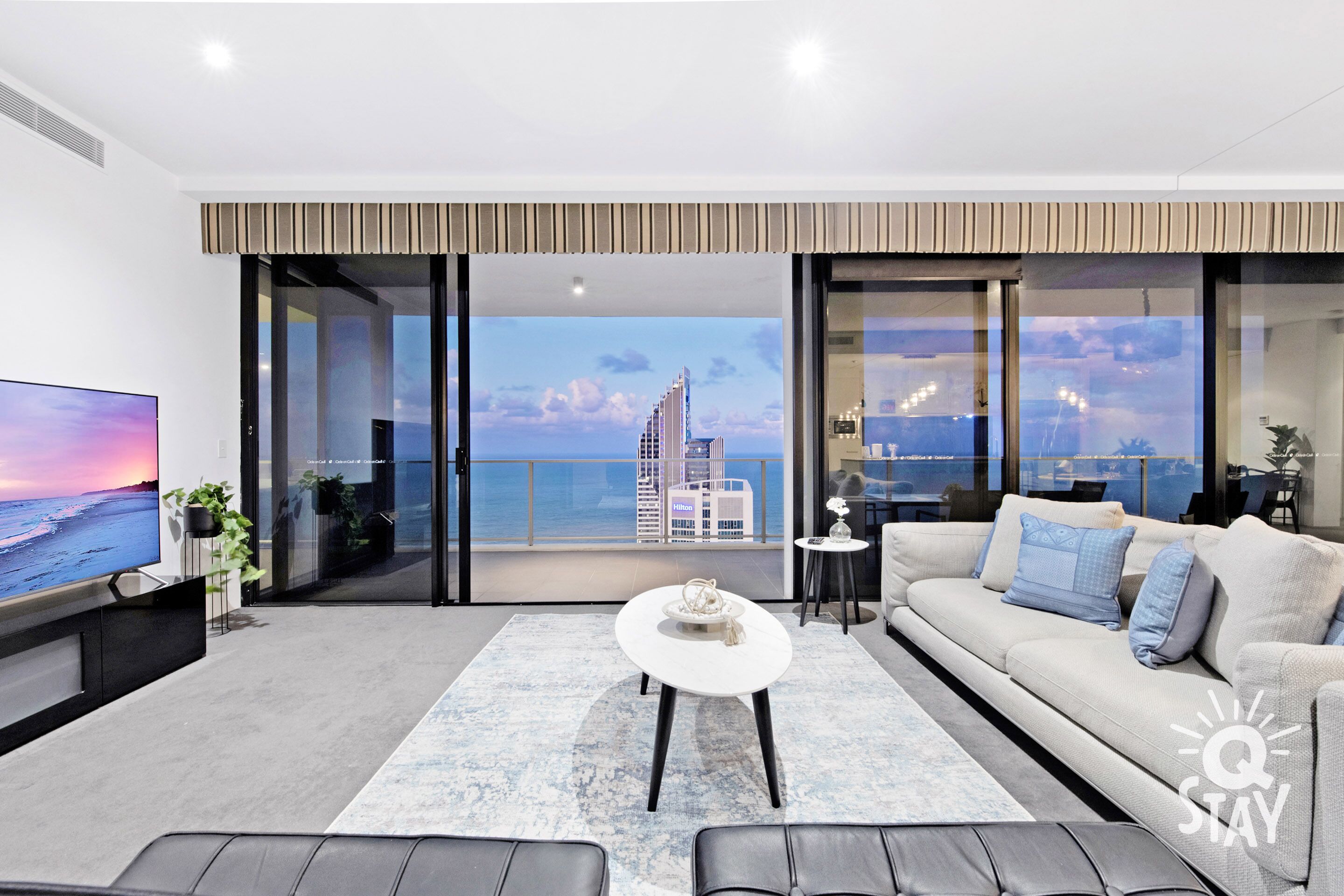 ♦️ Circle on Cavill – Spacious 4 Bed Sub Penthouse Modern Furnishings — Q Stay