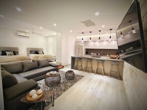 Suíte estúdio luxo | Área de estar | Smart TV 65 polegadas com canais digitais, TV, Netflix