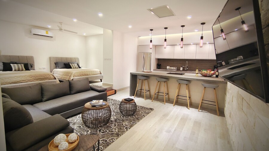 1st Luxury Warehouse