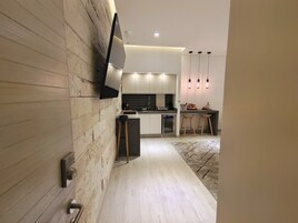 Suite estudio | Edredones de plumas, minibar, decoración individual