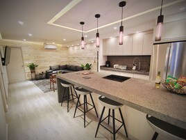 Microondas, placa de cocina, plancha de cocina, utensilios de cocina