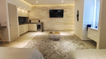 Studio Suite | 2 bedrooms, down duvets, minibar, individually decorated