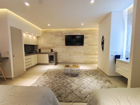 2 habitaciones, cubrecamas, minibar y decoración personalizada
