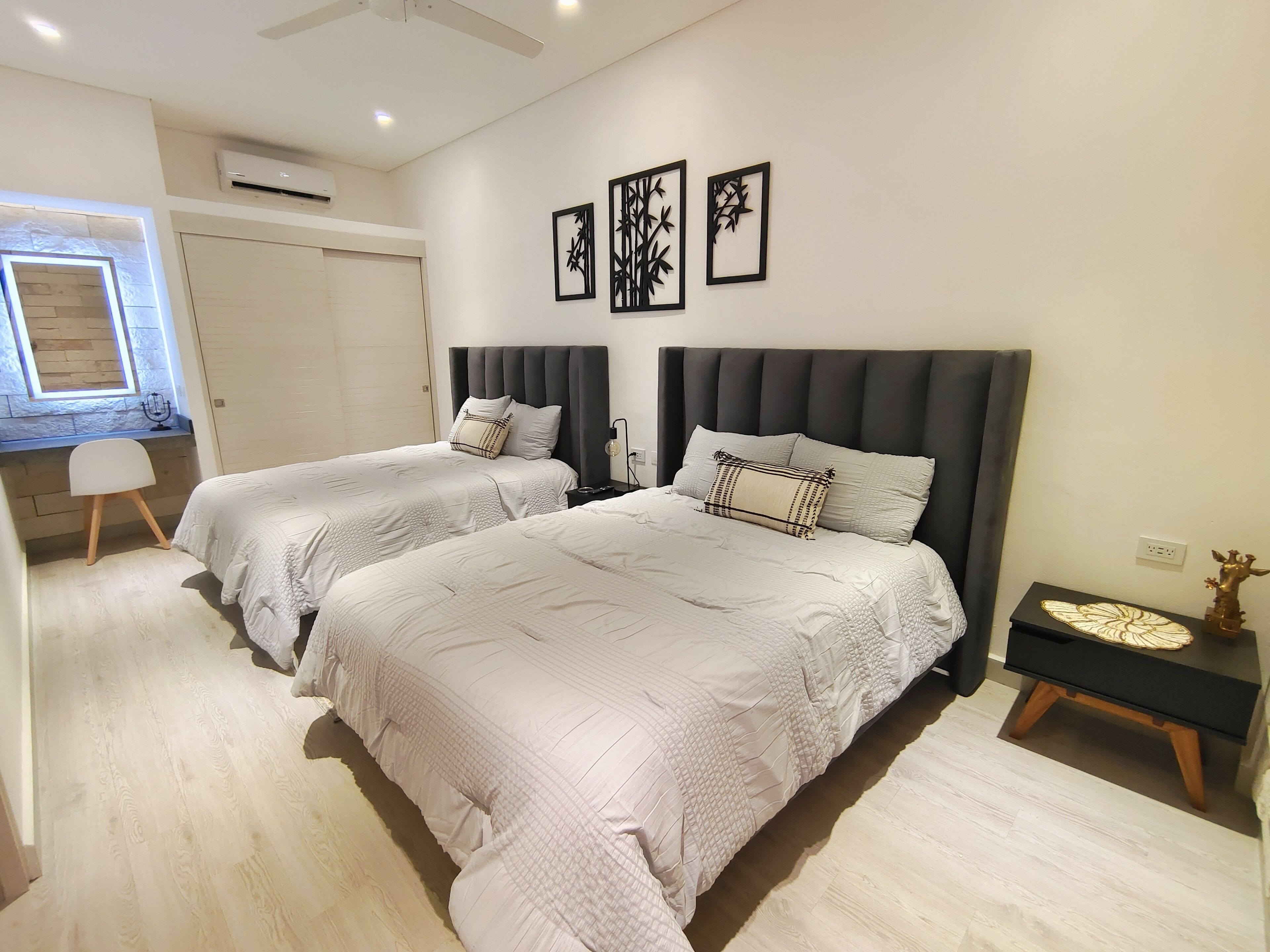 Departamento | Edredón, minibar, decoración personalizada y muebles diferentes 