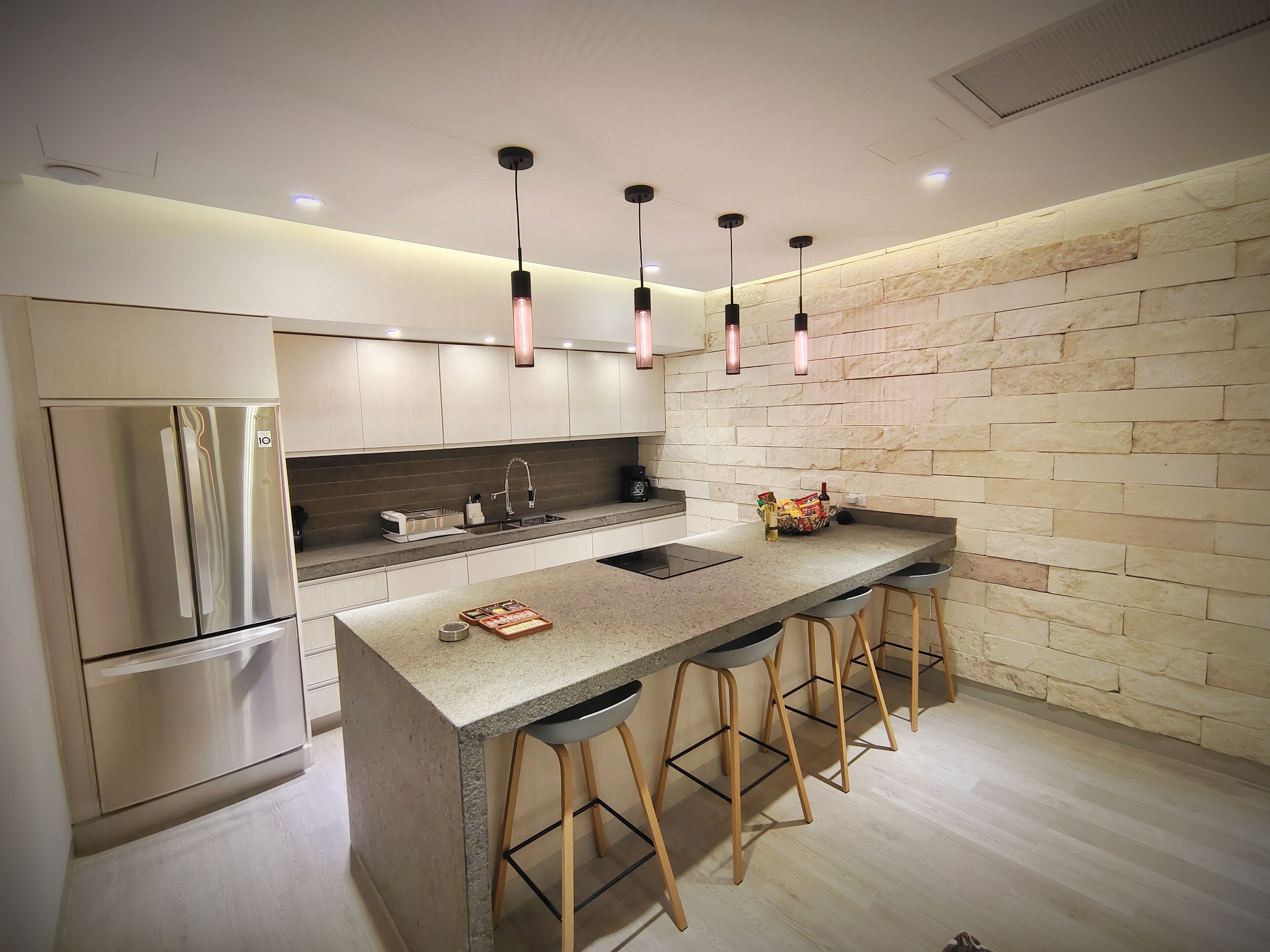 Deluxe Studio Suite | Private kitchen | Microwave, stovetop, griddle, cookware/dishes/utensils